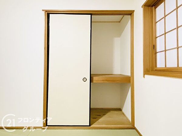 夫婦それぞれの衣類をまとめて管理できる押入付き。寝室として使えば、起きてすぐ着替えまで完結する理想的な朝の動線が生まれます。