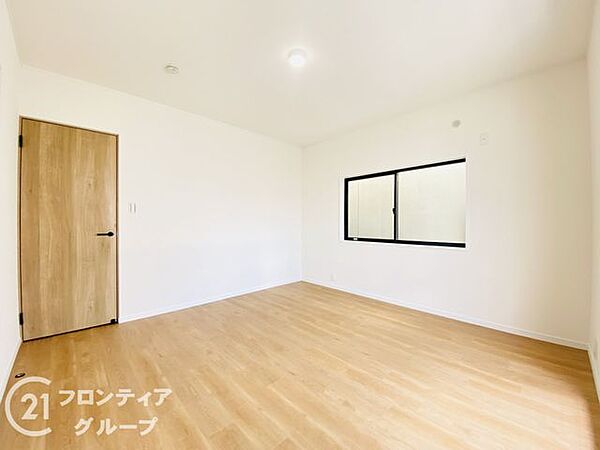 クローゼット付きの洋室は、収納スペースが豊富で部屋全体がすっきりと片付きやすいのが特徴です。衣類や荷物を整理しやすく、生活感を抑えた洗練された空間を保てます。