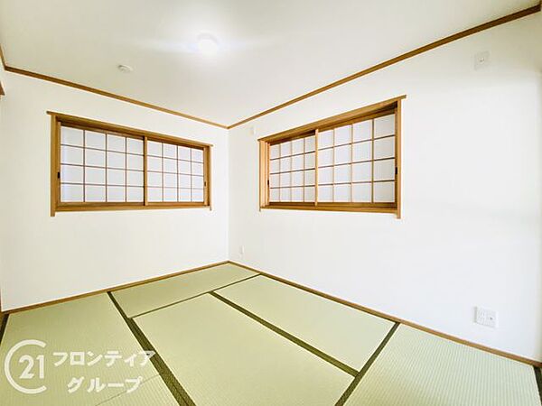 和の美しさを感じる和室で、心地よいひとときを過ごせます。畳の香りが心地よい和室で、リラックスした時間を楽しめ、伝統的な和室で落ち着いた雰囲気を満喫してください