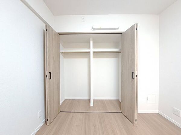 【施工例／収納】収納スペースをしっかり確保することで、衣類や日用品をすっきり整理できます。生活空間を広く使うことができ、お部屋をきれいな状態で保ちやすくなります。