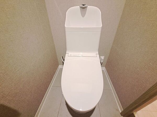 【施工例／トイレ】清潔感のあるトイレ空間は、毎日快適にお使いいただけます。お手入れもしやすく、いつでもきれいな状態を保ちやすいため、忙しい毎日にも嬉しい設備です。