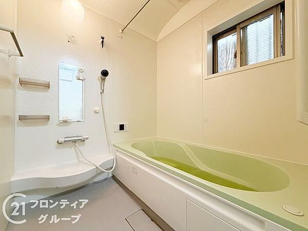 広々としたバスルームで、心地よいリラックスタイムを楽しめます。快適な空間で、日々の疲れを癒す贅沢な時間を提供します。