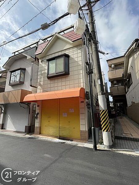伝統的なデザインの外観は、どこか懐かしさを感じさせる魅力的な佇まいです。温かみのある住まいを提供します。
