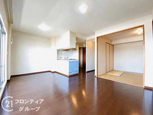 床暖房付きの14.3帖LDK。冬でも足元から暖かく、小さなお子様やペットも快適に過ごせる空間です。