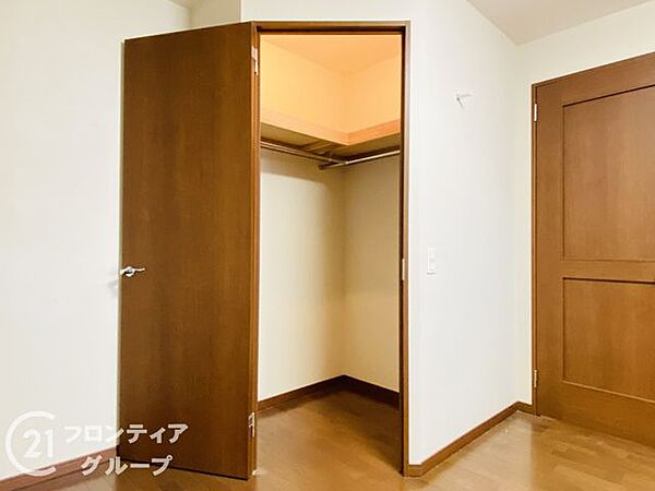 ウォークインクローゼットはゆとりある広さ。季節物の衣類や荷物もまとめてスッキリ整理できます。