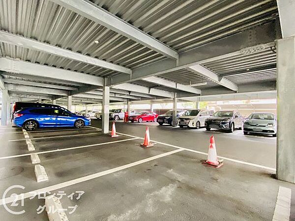 平面駐車場（ハイルーフ対応可）を完備。大型車やミニバンもスムーズに駐車できます。