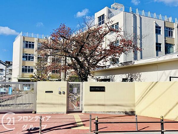 大阪市立横堤小学校 徒歩12分。大阪市内でも比較的治安が良く落ち着いた雰囲気の横堤小学校まで徒歩12分。小中一貫ので顔なじみの友人関係が築けます。 910m