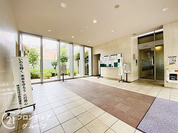 総戸数459戸の大規模マンションにふさわしい、ゆとりあるロビー空間。毎日の帰宅が心地よく感じられます。