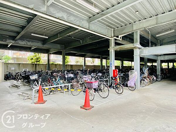 管理が行き届いた共用廊下。24時間有人管理のもと、清潔で安心な住環境が維持されています。