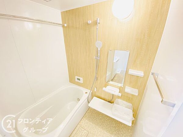木目調のパネルが温かみを添えるバスルームは、一日の疲れを癒やすのに最適なプライベート空間です。ゆったりとした浴槽に身を委ねて、心ゆくまでリラックスしたひとときをお過ごしいただけます