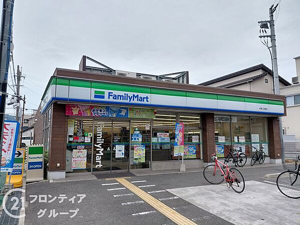 ファミリーマート大東三住町店 徒歩5分。 350m