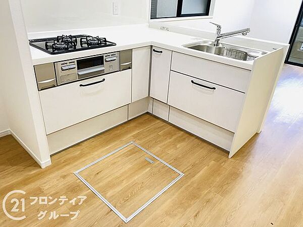 効率よくお料理ができるL字型のシステムキッチンを採用しています。シンク周りや作業スペースも広く、毎日の献立作りが楽しくなりそうです。収納力も豊富で、調理器具もスッキリ片付きます