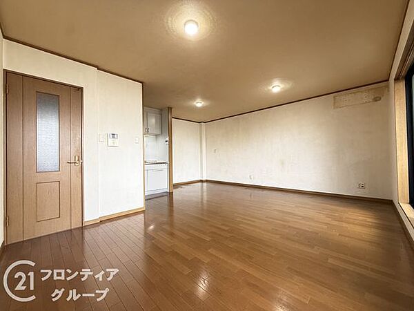 家具の配置がしやすい広々としたリビング空間です。ご家族との団らんはもちろん、趣味や在宅ワークスペースとしても活用できます。