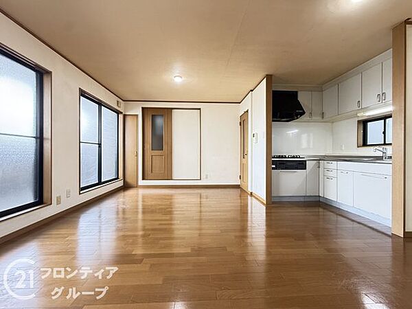 ご家族が自然と集まる、明るく開放感のあるリビング空間です。家具配置もしやすい間取りで、ゆったりとくつろげる居心地の良い空間となっています。