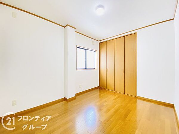 ゆったりとした広さを感じられる寝室空間です。ベッドを置いても圧迫感が少なく、落ち着いたプライベート空間を演出できます。