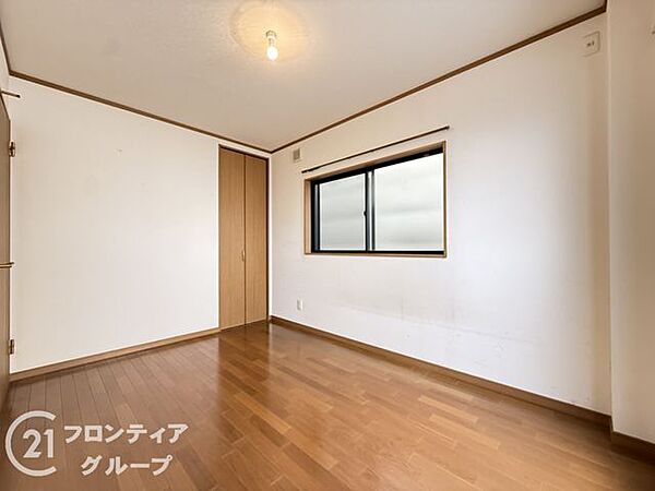 【現況リフォーム前写真】ゆったりとした広さを感じられる寝室空間です。ベッドを置いても圧迫感が少なく、落ち着いたプライベート空間を演出できます。