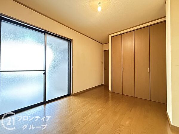 【現況リフォーム前写真】寝室は、一日の疲れをしっかりと癒してくれる空間です。主寝室としても使いやすく、ゆとりあるレイアウトが可能です。