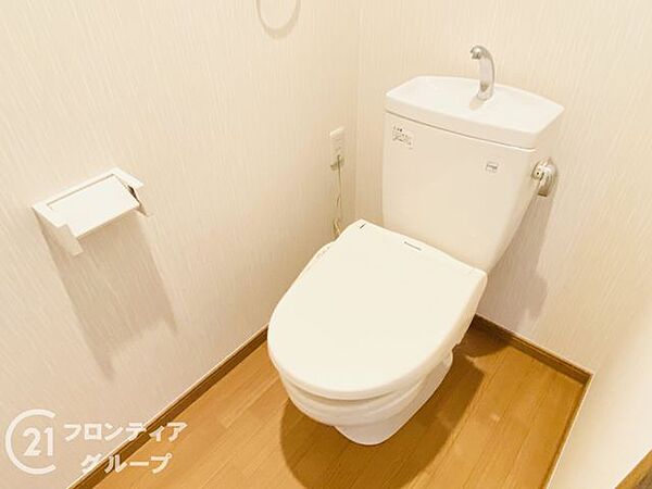 清潔感があり、お手入れもしやすいトイレスペースです。シンプルで落ち着いた空間設計となっており、快適にご利用いただけます。
