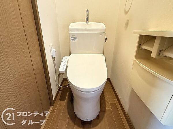 清潔感があり、お手入れもしやすいトイレスペースです。シンプルで落ち着いた空間設計となっており、快適にご利用いただけます。