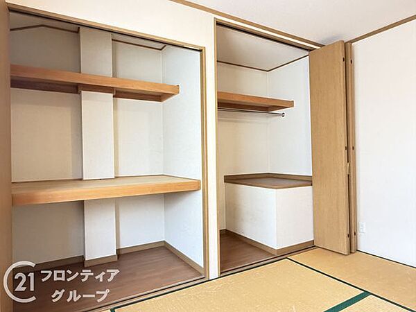 【現況リフォーム前写真】和室ならではの押入収納を備えており、お布団や季節物の収納にも便利です。収納力が高く、お部屋をすっきりと広くお使いいただけます。