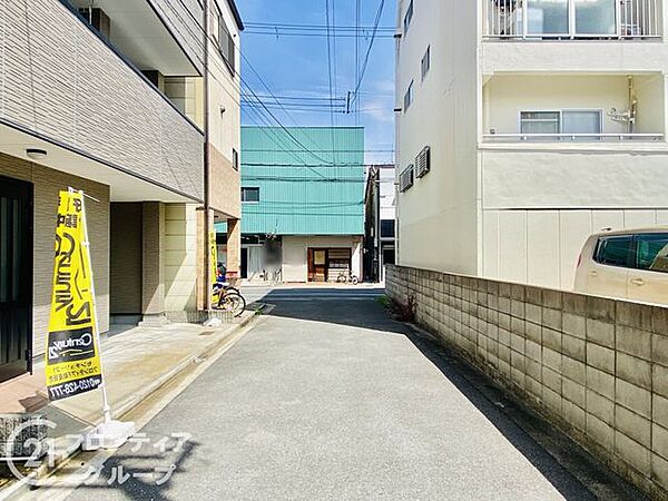 前面道路もゆとりがあり、お車の出入りもしやすい立地です。現地で周辺環境もあわせてご確認いただけますので、お気軽にご相談ください。