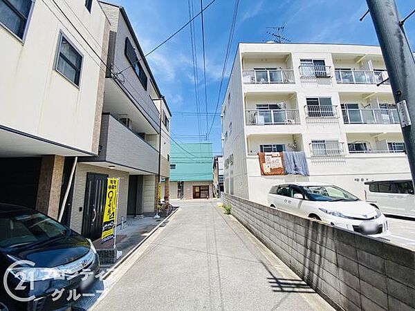 前面道路もゆとりがあり、お車の出入りもしやすい立地です。現地で周辺環境もあわせてご確認いただけますので、お気軽にご相談ください。
