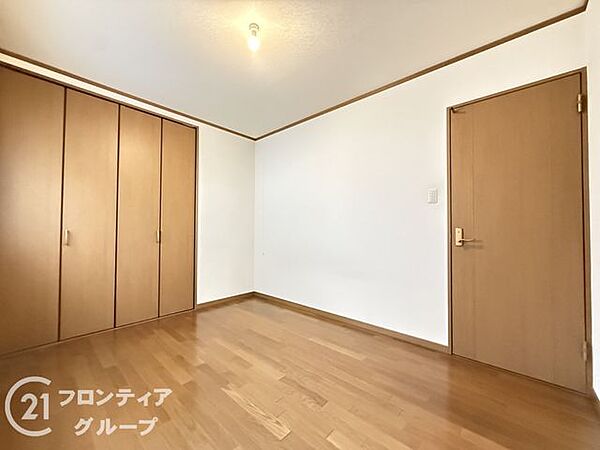 明るく清潔感のある室内空間です。シンプルな内装のため、お好みのインテリアに合わせやすく、居心地の良い住空間を演出できます。