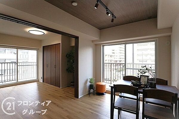バルコニーに面した広々とした窓のあるリビングです。