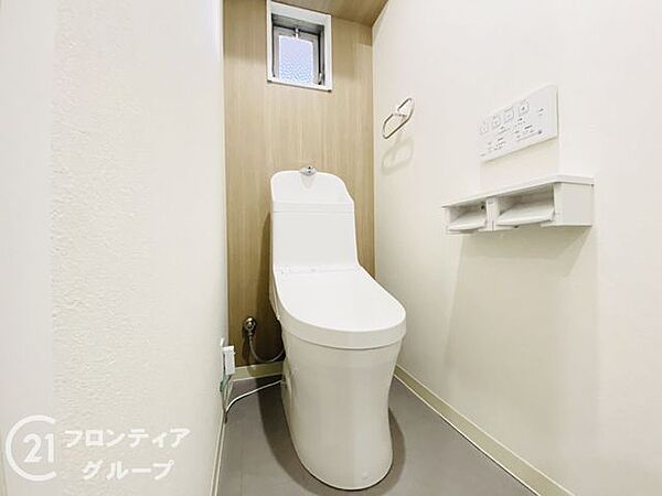 【施工例／トイレ】清潔感のあるトイレ空間は、毎日快適にお使いいただけます。お手入れもしやすく、いつでもきれいな状態を保ちやすいため、忙しい毎日にも嬉しい設備です。