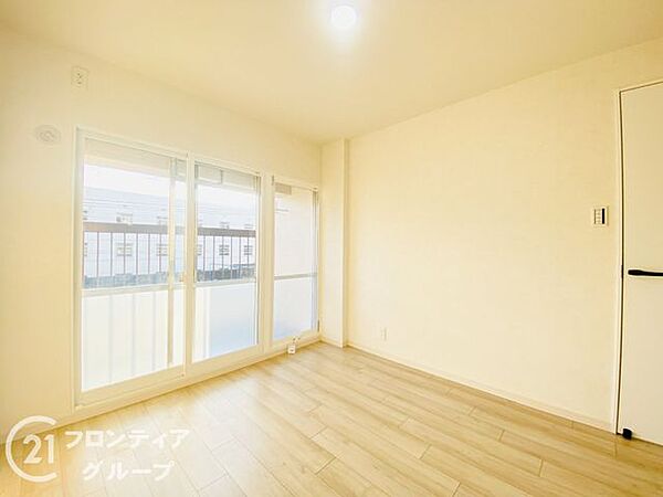 【施工例／洋室(2)】明るく使い勝手の良い洋室は、ライフスタイルに合わせて自由に活用できます。お子様のお部屋や趣味のスペースなど、多彩な使い方ができる便利なお部屋です。