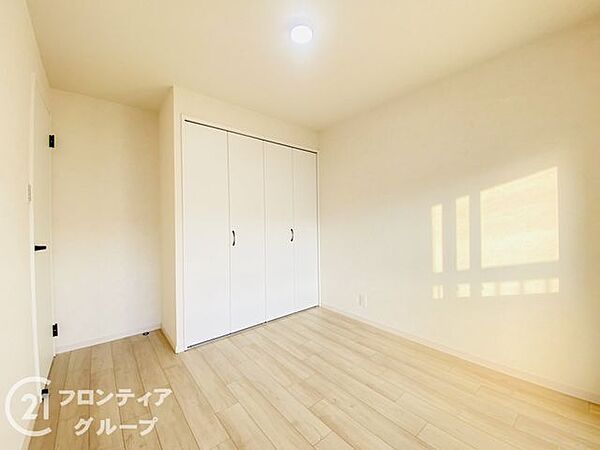 【施工例／洋室(1)】落ち着いた雰囲気の洋室は、主寝室としてはもちろん、お子様のお部屋や書斎としても活躍します。シンプルな空間だからこそ、お好みのインテリアも楽しめます。