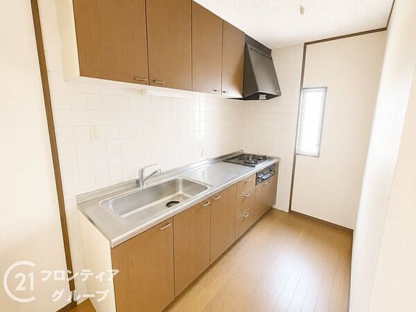 木目調のデザインが温かみを感じる、インテリアになじみやすいキッチンです