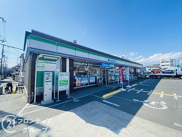 ファミリーマート門真舟田町店 徒歩4分。 260m