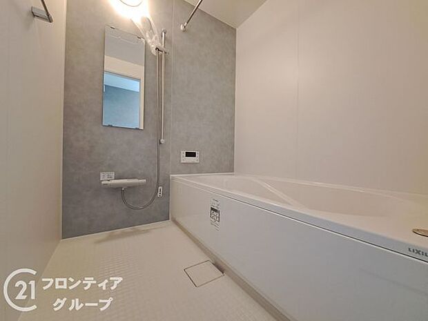 広いバスルームです。浴槽にはステップが付いているので、半身浴や親子入浴も楽しめます！浴室暖房乾燥機付きなので、雨天時には浴室でお洗濯物を乾かすこともできますね
