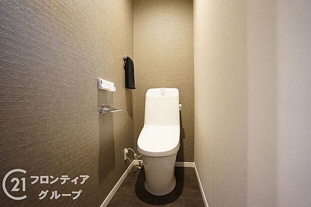 温水洗浄付きのトイレは、清潔で快適な使用感を提供し、毎日の生活をより便利で心地よくします。リラックスできる空間を作り出します