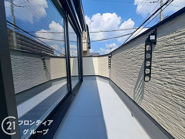 周囲の目を気にせずお洗濯物を干せるプライベートなバルコニー。晴れた日にはたっぷりの陽射しが降り注ぎ、ちょっとしたリフレッシュ空間としても活躍します。