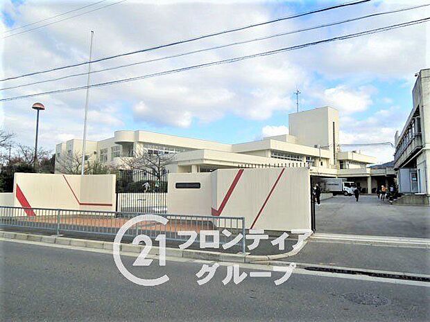 四條畷市立岡部小学校まで徒歩3分の近さです。低学年のお子様でも無理なく通える距離で、毎日の登下校の負担が少なく親御様も安心できる立地です。 190m