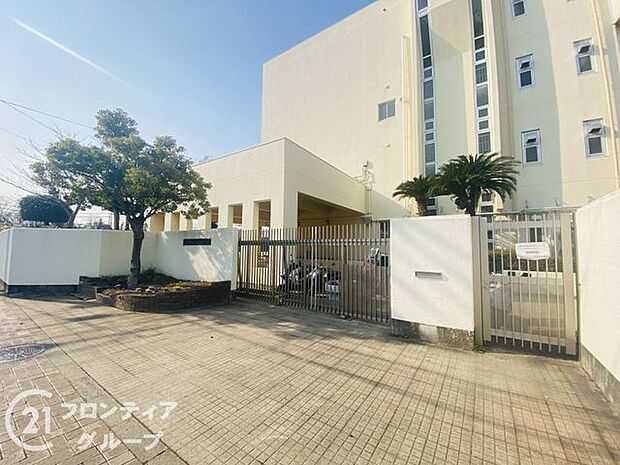 四條畷市立四條畷西中学校まで徒歩13分。勉強や部活動で帰りが遅くなる時期でも、程よい距離感で心身の成長を育む中学校生活をサポートします。 970m