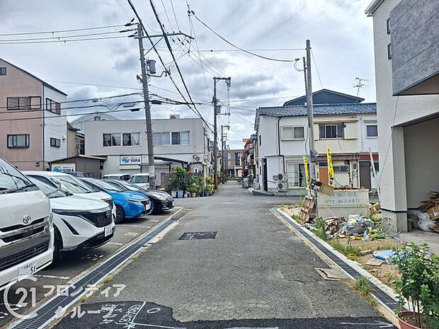 南側の前面道路は幅員約6.0mとゆとりがあり、運転が苦手な方でも駐車が楽に行えます。大通りへのアクセスも良好で、通勤やお出かけに便利な環境です。