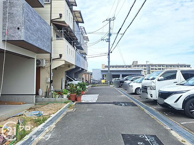 周辺は交通量の落ち着いた閑静な住宅街。岡部小学校まで徒歩3分と非常に近く、小さなお子様が毎日通学するのにも安心・安全な嬉しい住環境が整っています。