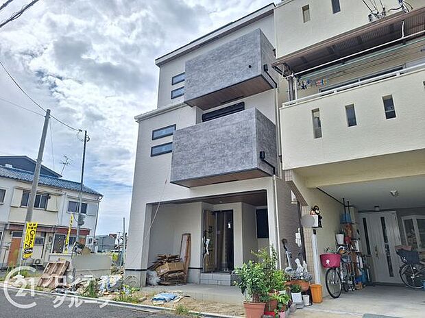 豊かな自然が広がる「深北緑地」まで自転車で気軽に行ける距離。アスレチックや芝生広場が充実しており、子育てファミリーの休日の遊び場にぴったりです。