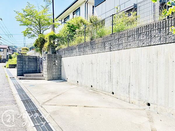 駐車2台可能なカースペース完備。セカンドカーや来客用もお停めいただけます