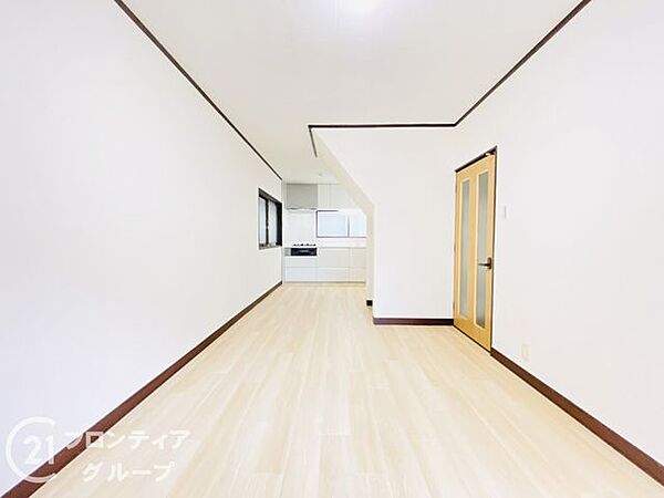 リビングは、広々とした空間で、家族や友人との時間を楽しむのにぴったりです。快適な居住空間を提供します。