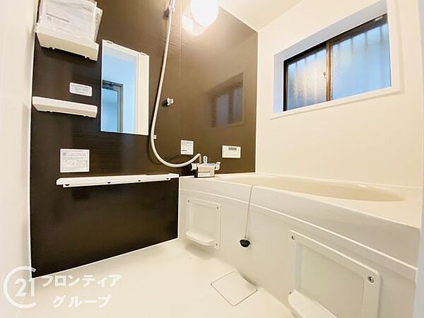 ゆったりと脚を延ばして、1日の疲れを癒せます。窓があるのでこまめに換気ができ、清潔感を保てます。落ち着いた色合いは、心を穏やかにし、リラックスタイムをより豊かにします。