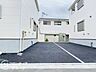 駐車場：広々としたスペースで車の出し入れがスムーズに行えます。