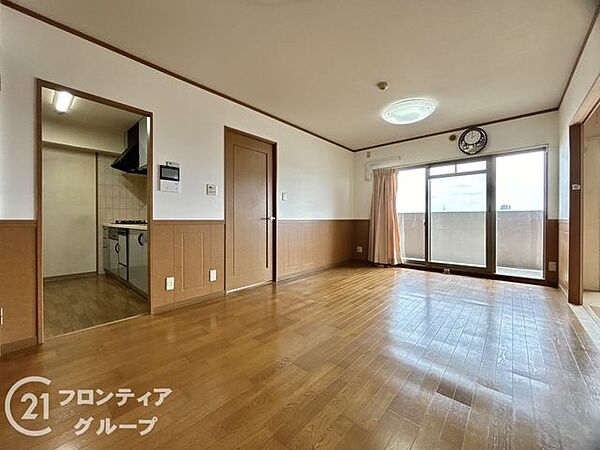 リビングは、家族や友人との時間を楽しむのに最適な広さです。快適な居住空間を提供します。