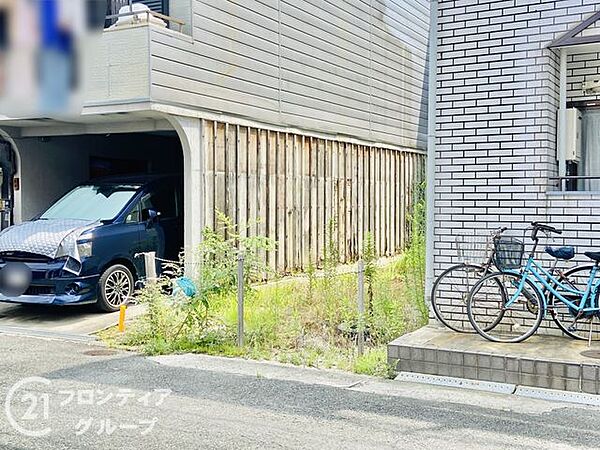 日差しが心地よく降り注ぐこの場所で、家族の笑顔が溢れる住まいを建てたいですね！周辺の落ち着いた雰囲気も相まって、毎日を穏やかに過ごせそうな予感がしますね！