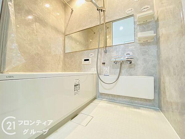 おしゃれなデザインのバスルームで、毎日のバスタイムが楽しみになります。快適な空間で、心地よいひとときを提供します。