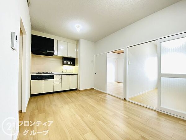 DKを中心とした間取り。洋室の扉を開けると開放感のあるリビングになります。広々としたリビングで、明るい陽が差し込みます！