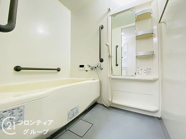 心地よいバスタイムを楽しめる、広々としたバスルームです。快適な空間で、日々の疲れを癒す贅沢な時間を提供します